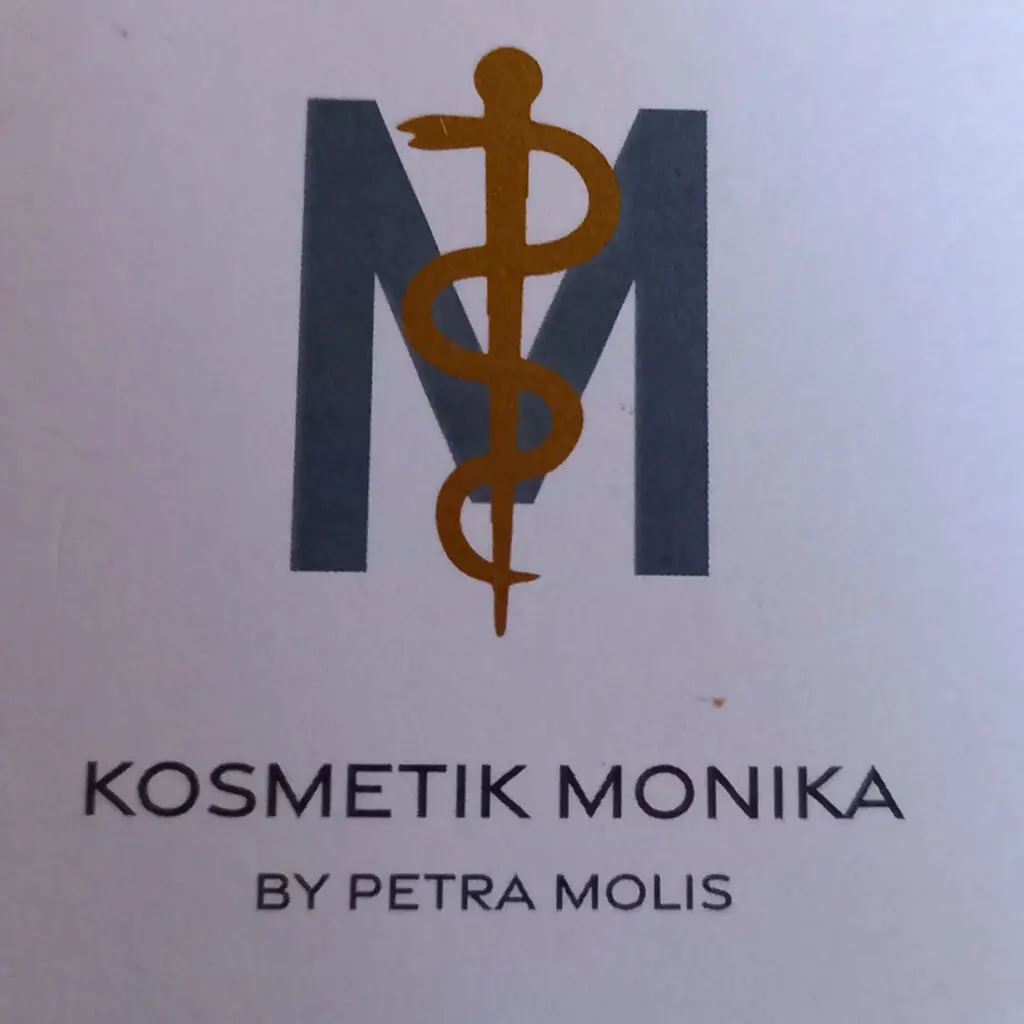 Logo von Kosmetik Monika by Petra Molis mit schwarz-goldenem Design.