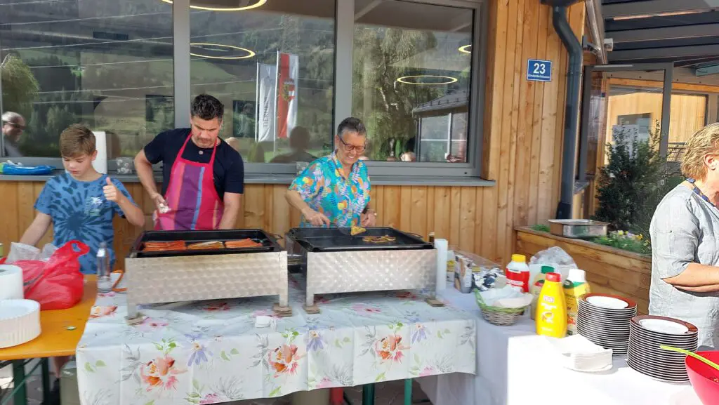 Ehrenamtliche bereiten beim Sommerfest im Tierheim Pinzgau Speisen für die Gäste vor.