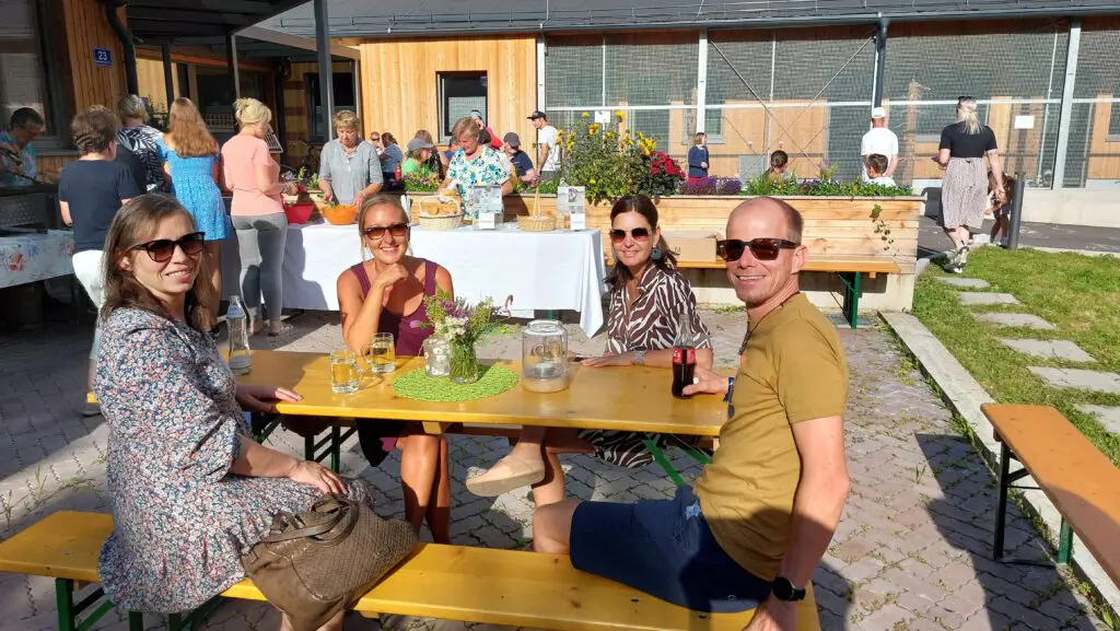 Freundliches Treffen im Tierheim Pinzgau, Gäste genießen den Sommerabend am Tisch.